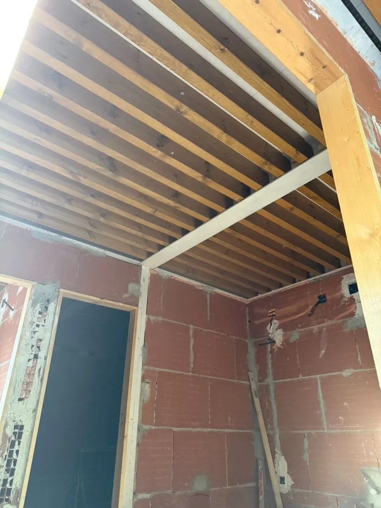 cimiento estructura base cubierta de madera